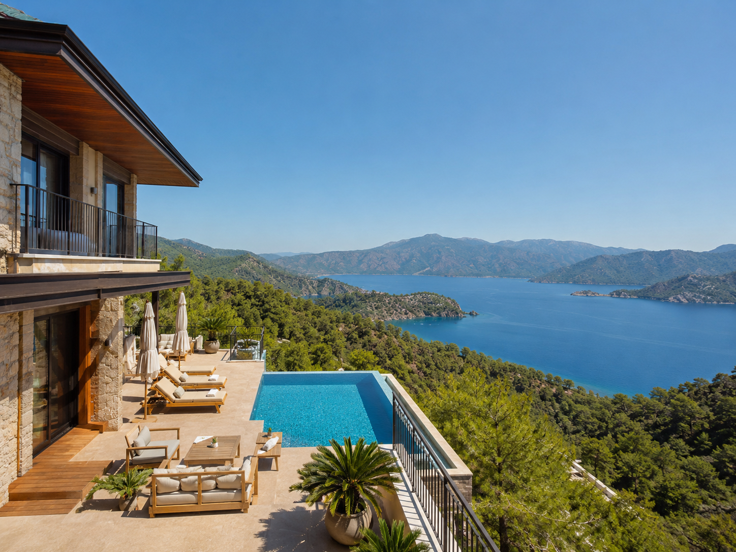 Marmaris kıyısında bir villa terası